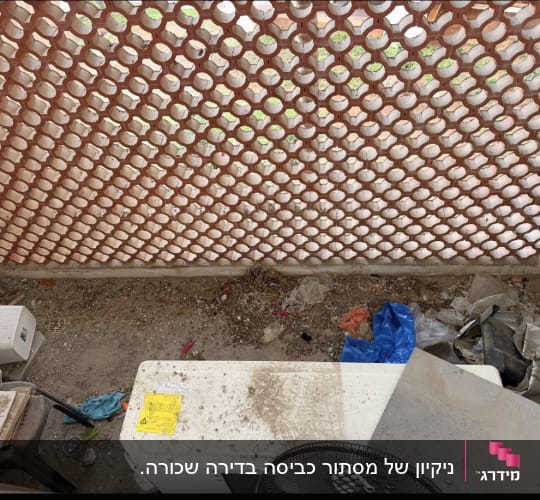 אזור מלוכלך עם פסולת וציוד ישן